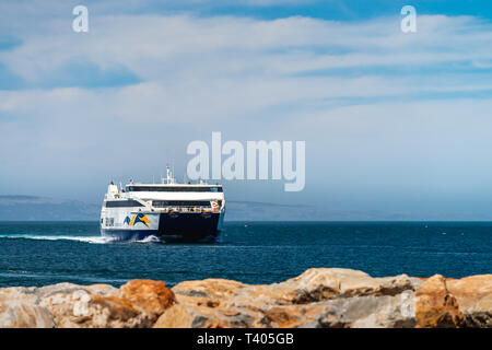 Adélaïde, Australie du Sud - le 14 janvier 2019 : ferry Sealink arrivant à Cape Jervis la borne de l'île Kangourou sur un jour. Vue de la terre ferme l Banque D'Images