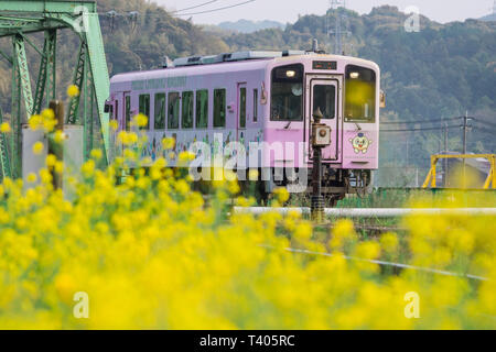 Pourpre de train local Heisei Nogata Chikuho Railway à Fukuoka, au Japon. Prises en ville Nogata, Fukuoka, Japon le 7 avril 2019, à l'al. Banque D'Images