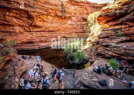 27 décembre 2018, Kings Canyon Australie : Groupe de touristes se reposant autour de l'eau pendant une chaude journée d'été à Kings Canyon en NT outback Aust Banque D'Images