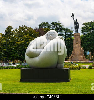 LUCCA, ITALIE / 22 juin 2018 : une statue de femme par le Costa Rica sculpteur Jorge Jiménez Deredia sur l'affichage à Lucca, Italie Banque D'Images