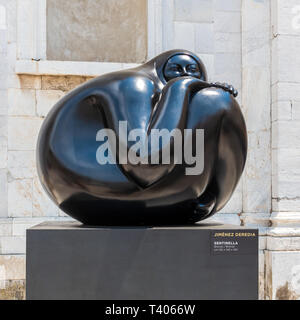 LUCCA, ITALIE / 22 juin 2018 : une statue de femme par le Costa Rica sculpteur Jorge Jiménez Deredia sur l'affichage à Lucca, Italie Banque D'Images