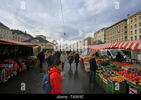 Nasschmarkt marché aux puces ouvert le samedi et le plus grand marché aux puces à Vienne. Banque D'Images