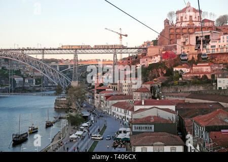 Vue du train sur le Pont Dom Luis I de téléphérique Teleférico Vila Nova de Gaia riverfront & Douro Porto Portugal Europe KATHY DEWITT Banque D'Images