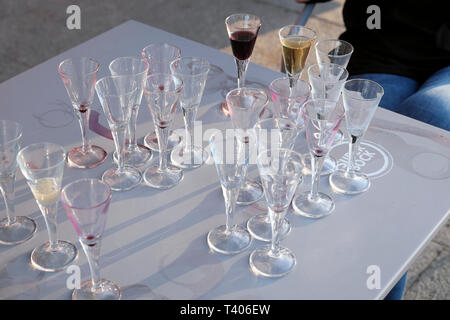 De nombreux verres à vin port vide et deux verres remplis sur une table winery à Vila Nova de Gaia à Porto, Portugal Europe UE KATHY DEWITT Banque D'Images