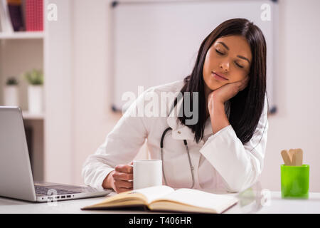 Portrait de fatigué médecin dans son bureau. Banque D'Images