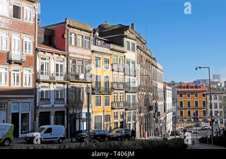 Porto en façade l'architecture des bâtiments de la propriété avant de la rangée d'immeubles sur la rue à Porto Portugal Europe KATHY DEWITT Banque D'Images