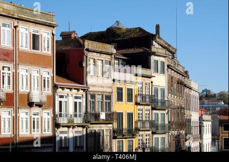 Une ligne de la partie supérieure des façades de bâtiment en terrasse ensoleillée avec balcon dans le centre de Porto, Portugal Europe KATHY DEWITT Banque D'Images