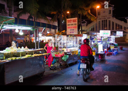 Can Tho, Vietnam - Mars 27, 2019 : le vendeur et les visiteurs au marché de nuit Banque D'Images