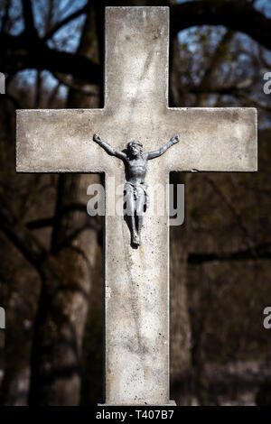 Grande croix dans le cimetière catholique de Rasos à Vilnius, Lituanie. Symbole Chrétien religieux. Banque D'Images