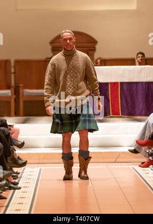 New York, NY - 5 Avril, 2019 : Andrew Cullen le port de New York le 11 septembre 2001 marche pour la piste en tartan kilt vêtus à Kilt charity fashion show 2019 edition à l'église des Saints Apôtres Banque D'Images