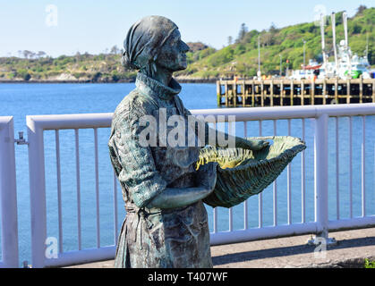 Tornoway 'Girl' Hareng statue sur front de mer, Stornoway, Isle Of Lewis, Outer Hebrides, Na h-Eileanan Siar, Ecosse, Royaume-Uni Banque D'Images