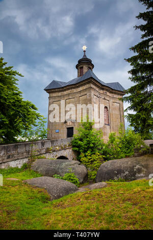 BROUMOV, RÉPUBLIQUE TCHÈQUE - 28 MAI 2009 : l'étoile chapelle dans les collines au-dessus de la ville de Broumov, dans le nord-est de la République tchèque Banque D'Images