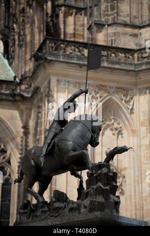 PRAGUE, RÉPUBLIQUE TCHÈQUE - 21 MAI 2009 : statue à l'extérieur du Château de Prague dans la ville de Prague, République Tchèque, Europe Banque D'Images