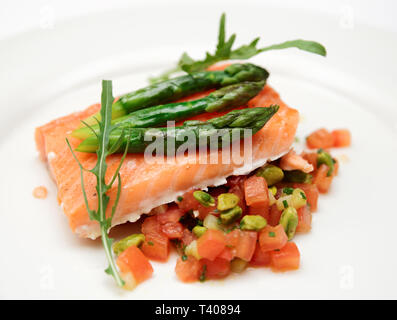 Pavé de saumon cuit lentement à l'assiette de légumes Banque D'Images