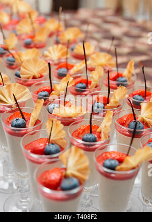 Crème glacée et desserts de fruits sur table de restaurant Banque D'Images