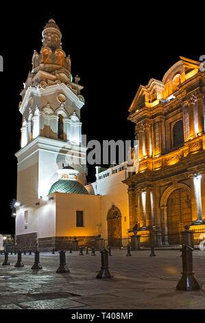 La Iglesia Église éclairé El Sagrario de nuit dans la vieille ville historica de Quito, Équateur Banque D'Images