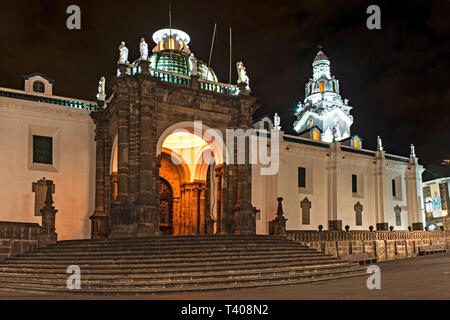 Cathédrale Métropolitaine de nuit dans la vieille ville historique de Quito, Équateur Banque D'Images