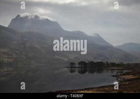 L'ancienne forêt de pins calédoniens reflétée dans le Loch Maree avec Slioch au-delà de Wester Ross Highlands Scotland UK Banque D'Images