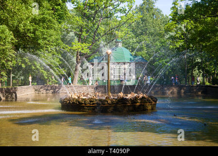 SAINT-PÉTERSBOURG, RUSSIE - Juillet 03, 2015 : Avis de la fontaine 'Le Soleil' sous le soleil d'après-midi de juillet. Peterhof Banque D'Images