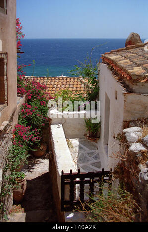 Une vue sur la mer dans le magnifique village de Monemvassia, Laconie, Grèce Banque D'Images