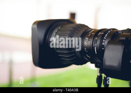 Close up of Professional Caméra vidéo. L'accent est mis sur l'objectif et la partie avant Banque D'Images