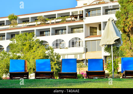 Le pathos, CHYPRE 09 Juin, 2017. Un certain nombre de chaises longues sur la pelouse verte en face de l'hôtel au Coral Beach Hotel Resort à Chypre en juin 2017 en Banque D'Images
