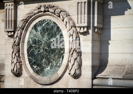 Élément de la décoration architecturale du bâtiment, Cameo, et les modèles bientôt la place de la Concorde, Paris, France, lieu public. Banque D'Images