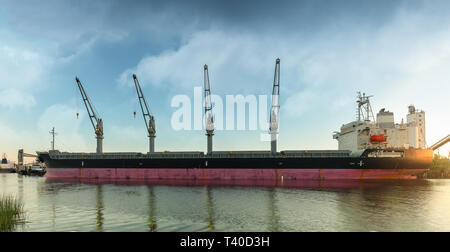 Gros porte-conteneurs attendent d'être chargés dans le port de Sacramento CA. Banque D'Images