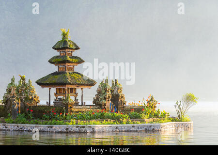 Temple d'Ulun Danu Beratan plus petit lieu de culte au lever du soleil à Bali, Indonésie Banque D'Images