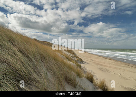 Vue depuis la plage de dunes en direction de Domburg avec awesome Sky / Pays-Bas Banque D'Images