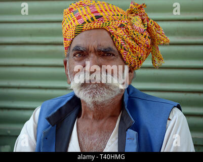 Personnes âgées du Rajasthan indien homme avec un turban coloré headwrap pose pour la caméra. Banque D'Images