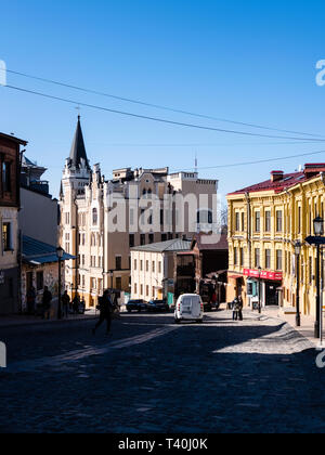 Château de Kiev de Richard Lionheart (Orlov House) et descente Andriyivskyy Banque D'Images