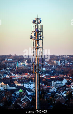 Herten, Ruhr, Rhénanie du Nord-Westphalie, Allemagne - Mobile Phone mât dans la zone résidentielle urbaine. Herten, Ruhr, Nordrhein-Westfalen, Deutsc Banque D'Images