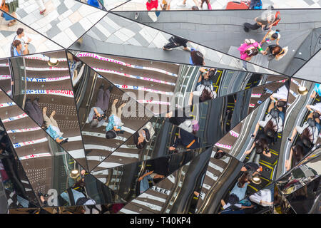 Tokyo, Japon - 19 juin 2016 : l'entrée en miroir à la Tokyu Plaza shpping mall à Harajuku, Tokyo Omotesando. Banque D'Images