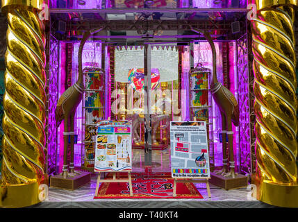 Tokyo, Japon - 19 juin 2016 : le kitsch entrée de l'American Bar et Café Bar à Ren, sœur le Robot Restaurant. Shinjuka, Tokyo, Japon. Banque D'Images