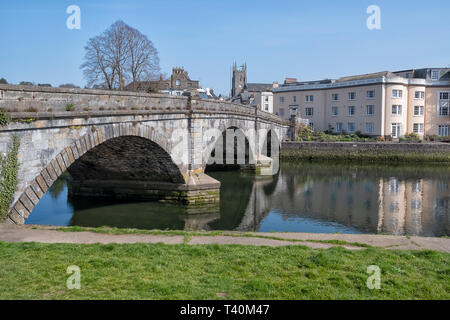 Totnes est pont pont le plus près de la mer, sur la rivière Dart, et est un pont routier construit en 1826-28 par Charles Fowler. Banque D'Images