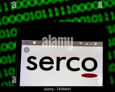 Sur cette photo, l'illustration a Serco Group plc vu le logo affiché sur un téléphone intelligent Banque D'Images