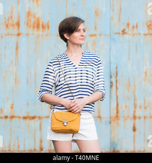 La photo en gros plan de la femme sac dans les mains de mode femme. Tenue élégante. Concept mode féminine Banque D'Images