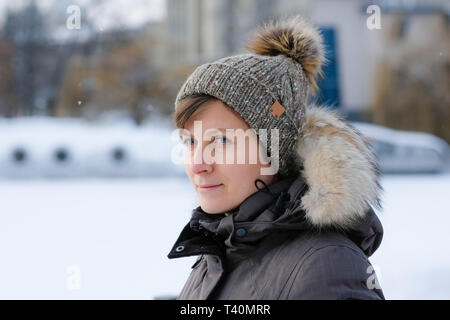 Jolie jeune femme portant un chapeau tricot Banque D'Images