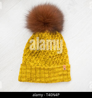 Handmade knit hats avec pompon fourrure sur fond blanc Banque D'Images