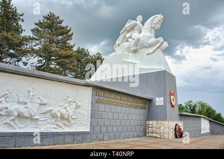 = Monument aux Cosaques sous les nuages Greay au printemps  = Angle de vue sur l'impressionnant mémorial de la DEUXIÈME GUERRE MONDIALE À la 4e Corps de gardes Cosaques du Kouban, près de la v Banque D'Images