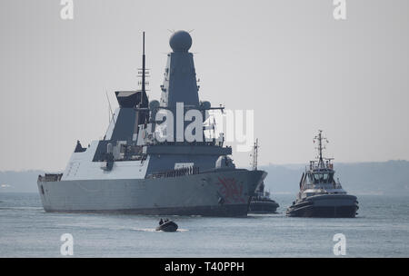 Type 45 de la Royal Navy Destroyer HMS Dragon revient à Portsmouth Naval Base après une mission du golfe de sept mois. Banque D'Images