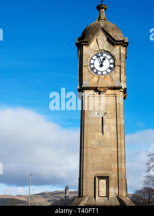 Pont de la tour de l'horloge à la douane rond-point avec le Monument William Wallace dans la ville distance de Stirling en Écosse Banque D'Images