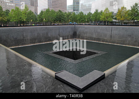 Cascade au Memorial site 911 des deux tours du World Trade Center, New York City, USA Banque D'Images