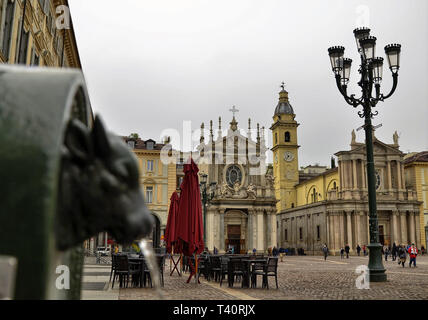 Turin, Piémont, Italie. Avril 2019. Un regard sur la Piazza San Carlo. Sur la gauche au premier plan la fontaine avec la green bull, appelé turet, sur le r Banque D'Images