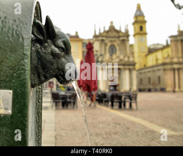 Turin, Piémont, Italie. Avril 2019. Un regard sur la Piazza San Carlo. Sur la gauche au premier plan la fontaine avec la green bull, appelé turet, sur le r Banque D'Images