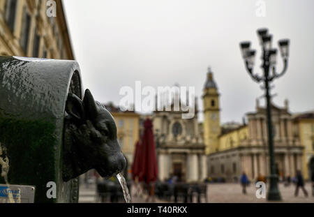 Turin, Piémont, Italie. Avril 2019. Un regard sur la Piazza San Carlo. Sur la gauche au premier plan la fontaine avec la green bull, appelé turet, sur le r Banque D'Images