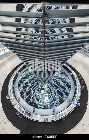 Vue d'un grand angle de cône en miroir et de l'intérieur de la coupole de verre futuriste sur le dessus du Reichstag (Parlement allemand) à Berlin, Allemagne. Banque D'Images