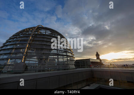 Dôme en verre sur le dessus du Reichstag (Parlement allemand) à Berlin, Allemagne, au coucher du soleil. Copier l'espace. Banque D'Images