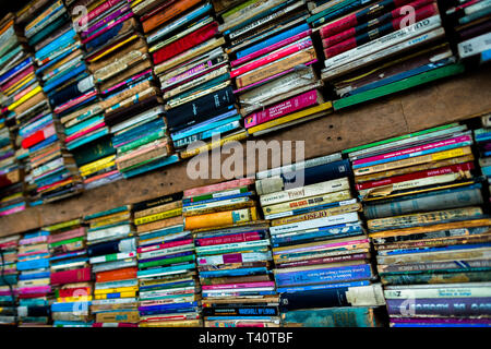 Épines de livres usagés sont vus empilées dans une librairie d'occasion à San Salvador, El Salvador. Banque D'Images